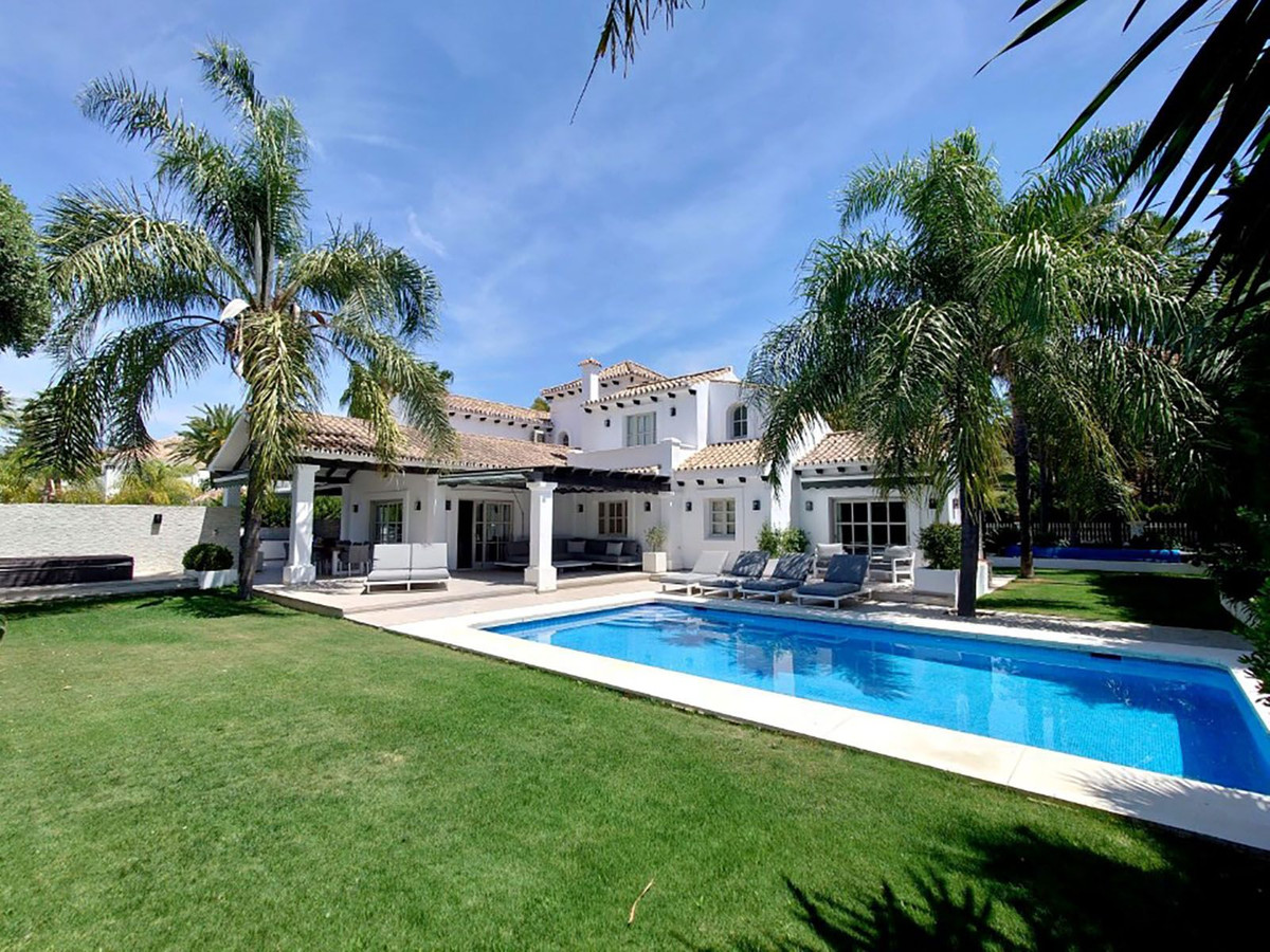 Villa Til salg i Nueva Andalucía R4313191