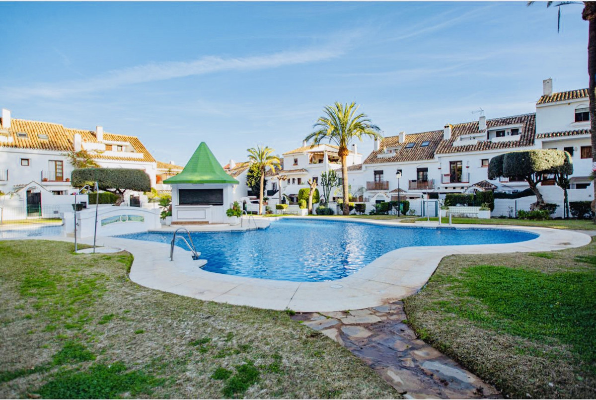 Middle Floor Apartment for sale in Marbella R4138066
