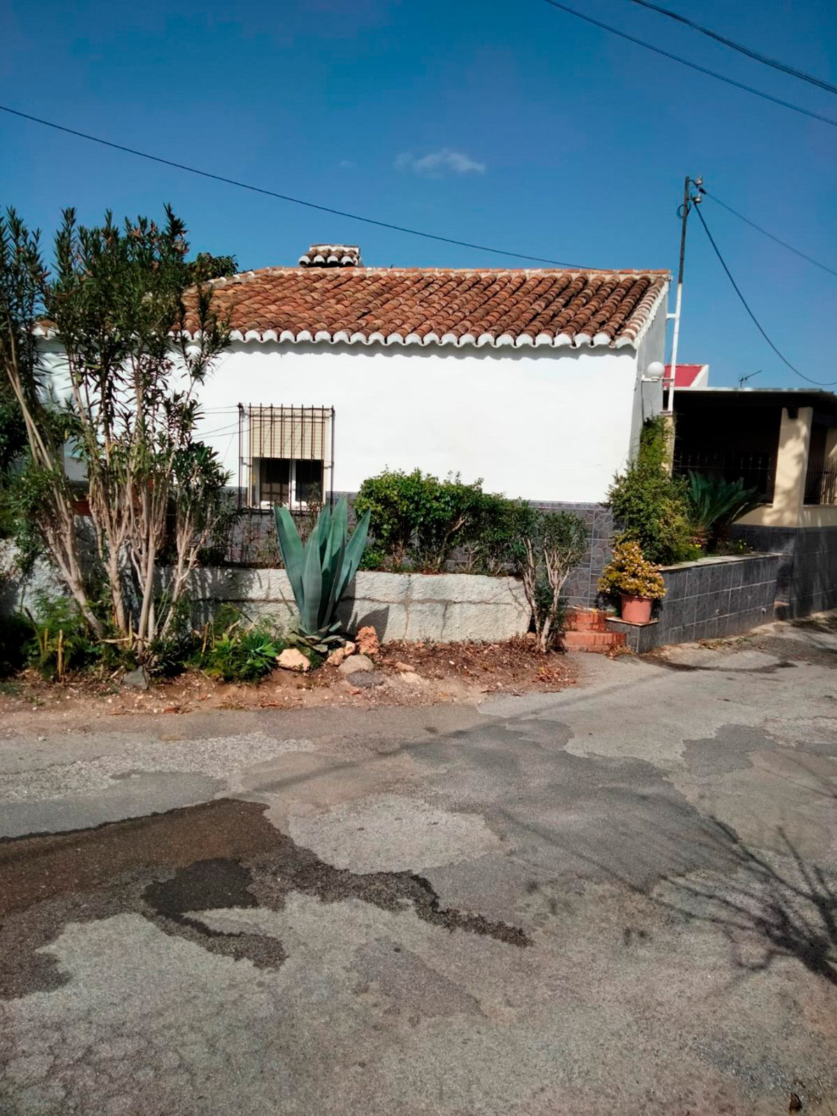 GREAT HOUSE LOCATED ON THE OUTSKIRTS OF ALHAURIN EL GRANDE, IN THE COUNTRYSIDE, TO ENJOY NATURE AND JUST FIVE MINUTES FROM THE VILLAGE, ON ONE FLOO...