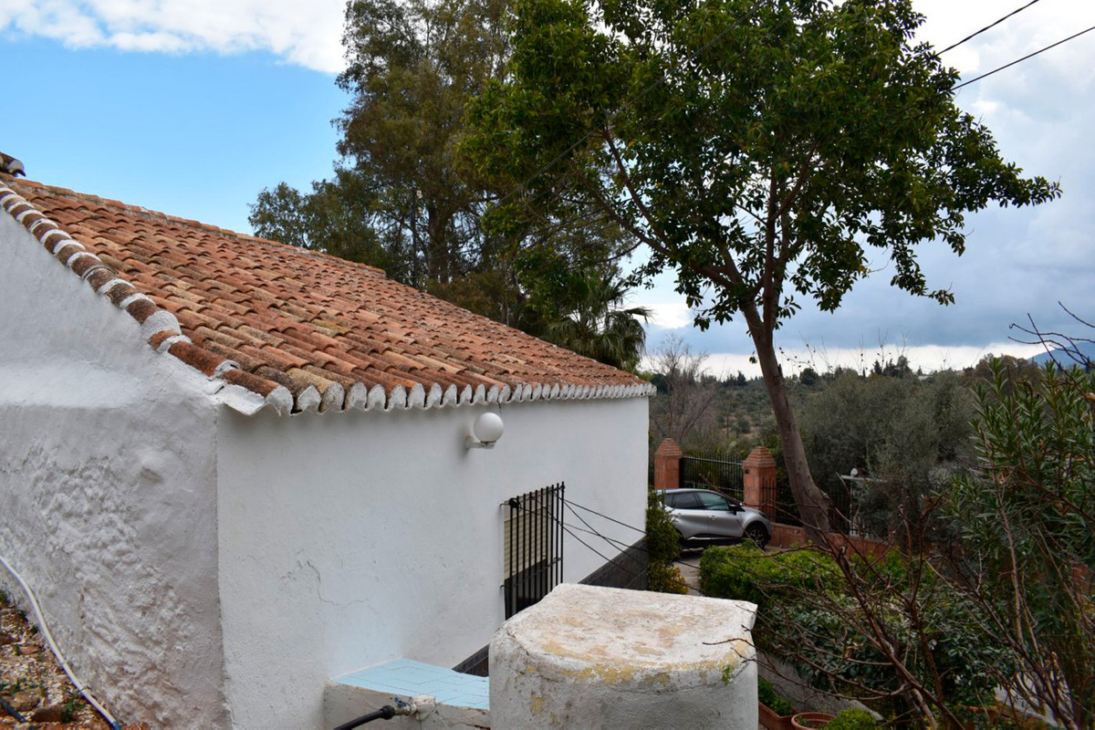 GREAT HOUSE LOCATED ON THE OUTSKIRTS OF ALHAURIN EL GRANDE, IN THE COUNTRYSIDE, TO ENJOY NATURE AND JUST FIVE MINUTES FROM THE VILLAGE, ON ONE FLOO...
