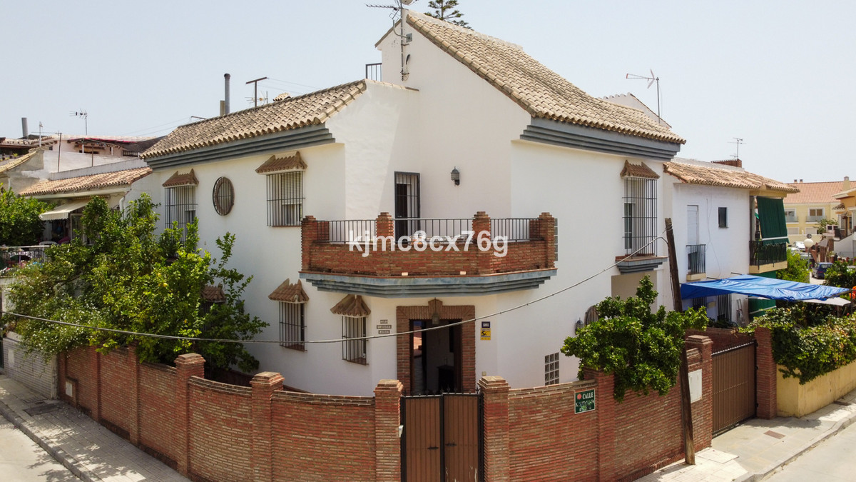 FOR SALE; SPACIOUS HOUSE IN LOS BOLICHES. FUENGIROLA.

Ideal for year-round living or as a holiday h, Spain