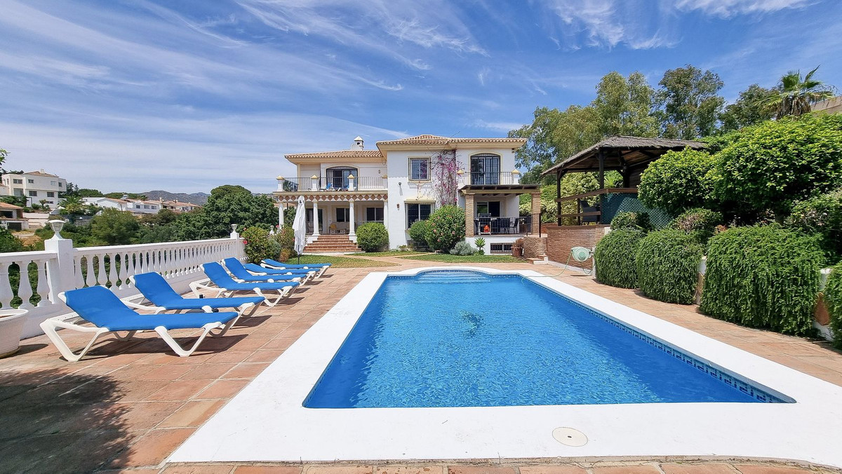 Elegant 5 bedroom 4 bathroom villa situated in Elviria within 5 minutes drive to the beach or 10 min, Spain
