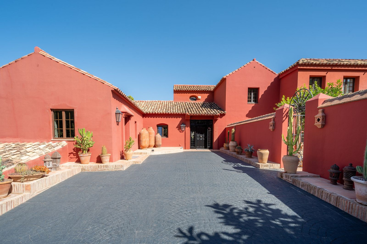 Detached Villa for sale in El Madroñal R4505230