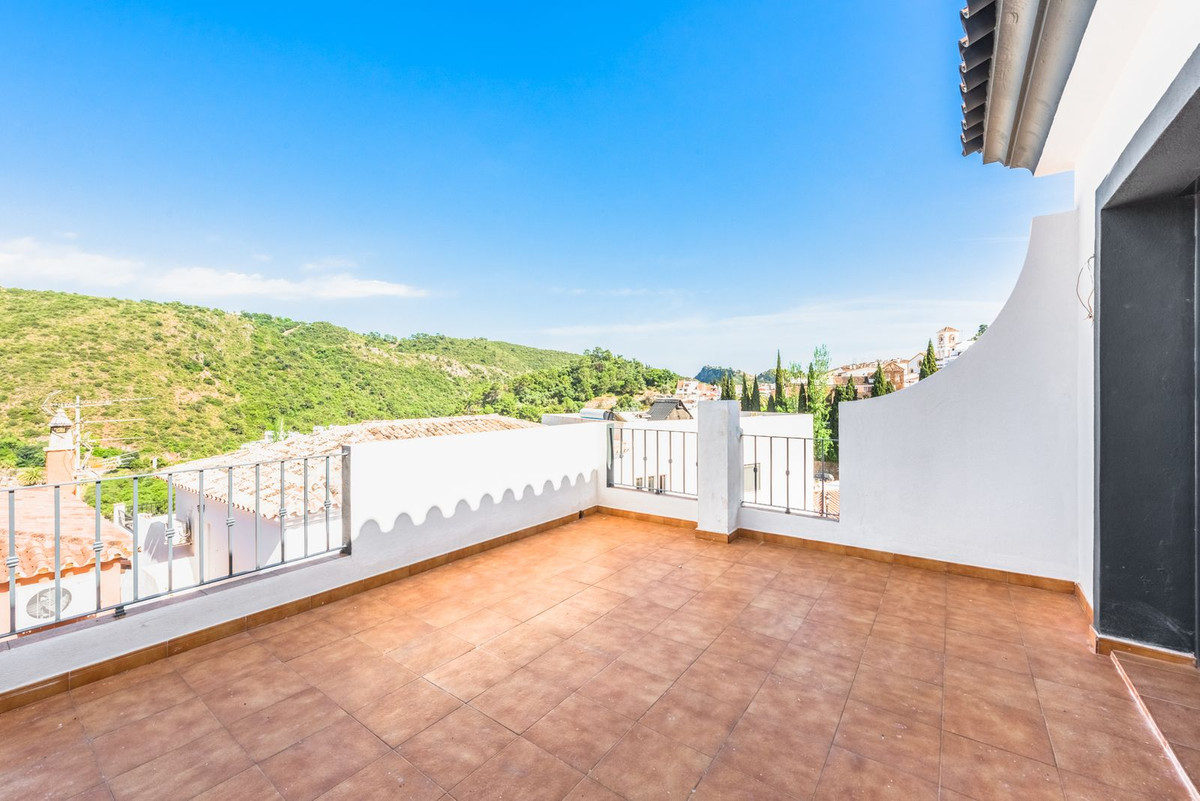 High-quality 2 bedroom duplex penthouse in the heart of Benahavis village.

Located in a small build, Spain