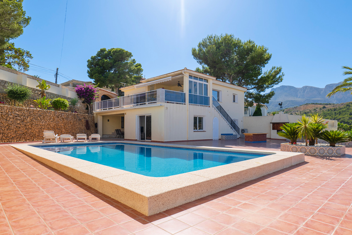 Beautiful renovated villa with 5 bedrooms and beautiful views in Alfas del Pi. The villa is set over, Spain