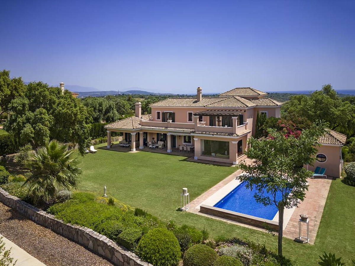 Magnificent Andalusian style villa with excellent views overlooking the San Roque Club golf course.