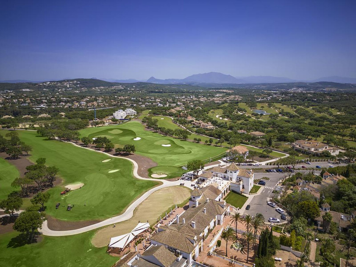 Magnificent Andalusian style villa with excellent views overlooking the San Roque Club golf course.
