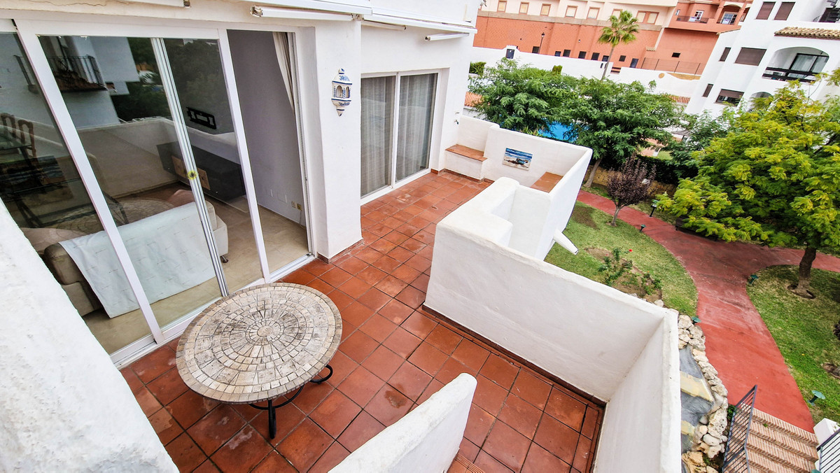 2 Bedroom Middle Floor Apartment For Sale La Duquesa, Costa del Sol - HP4581259