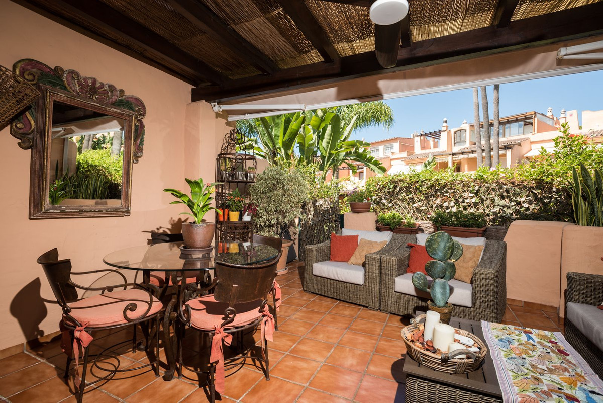  Townhouse, Terraced  for sale    in Marbella
