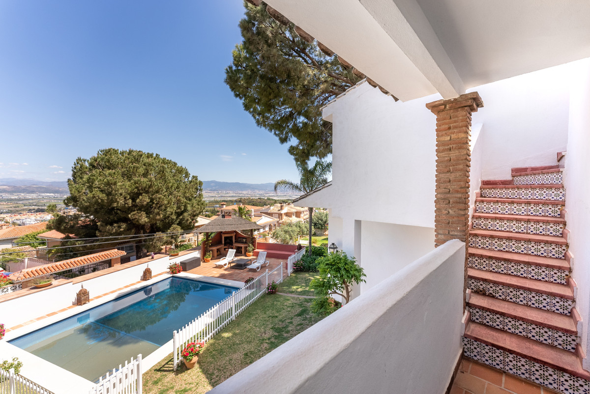 Fabulous detached villa located in the exclusive Urbanization El Lagar, in a quiet area and just 5 minutes by car from the center of Alhaurín de la...