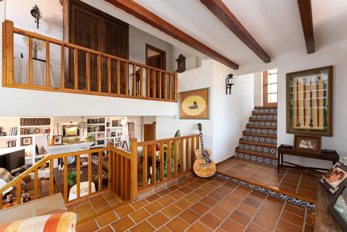 Fabulous detached villa located in the exclusive Urbanization El Lagar, in a quiet area and just 5 minutes by car from the center of Alhaurín de la...