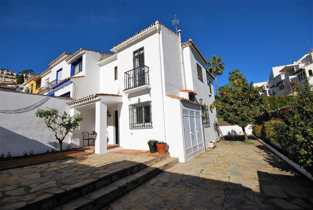 Charming 2 bedroom semi-detached house in the breathtaking village of Benahavis, surrounded by mount, Spain