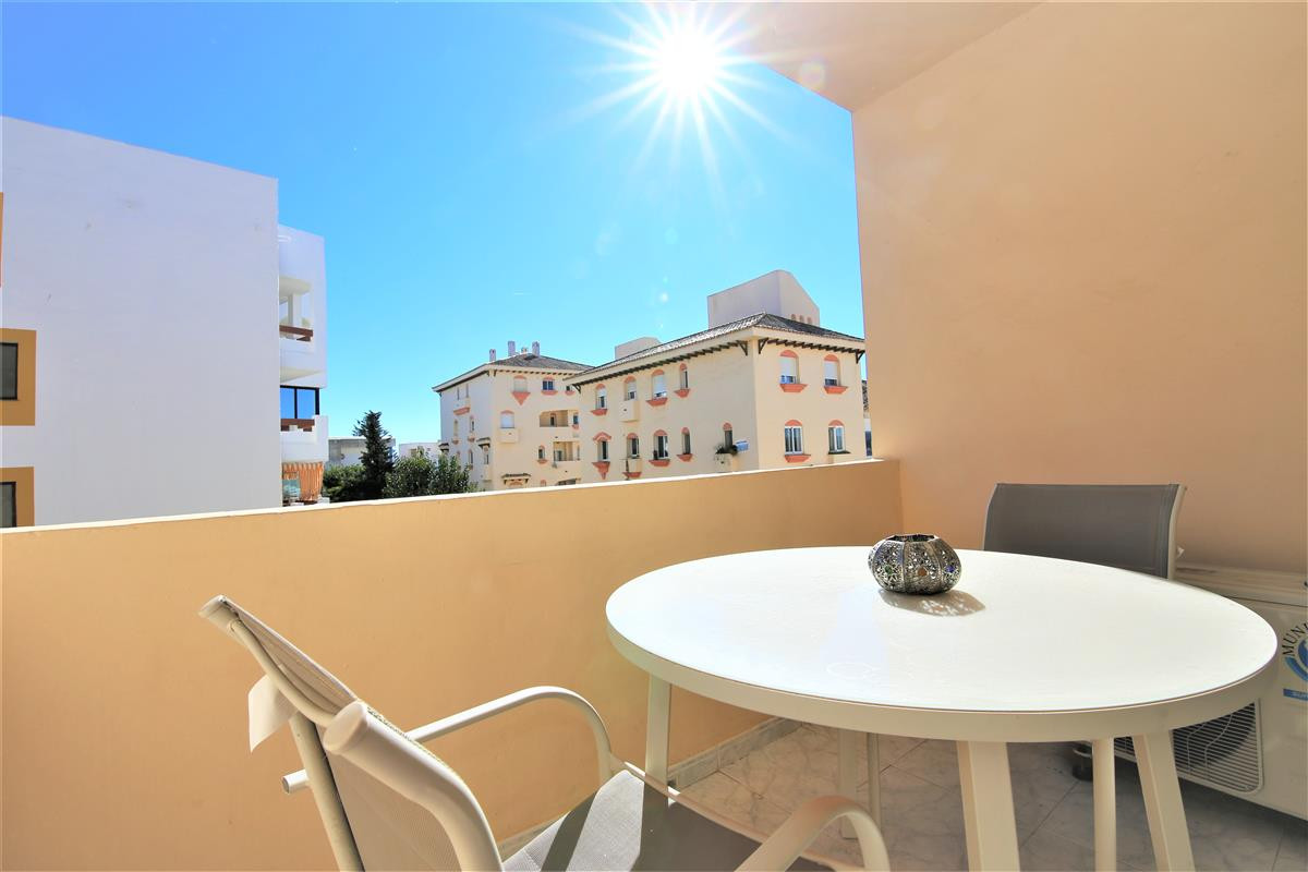Middle Floor Apartment for sale in Estepona R4251166