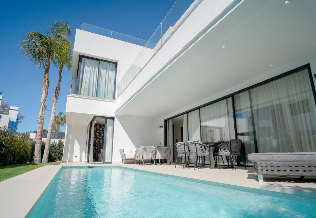 These marveluos new modern villas for sale are located in one of the most luxurious residential areas in Marbella-Golden Mile, in a secure Urbaniza...