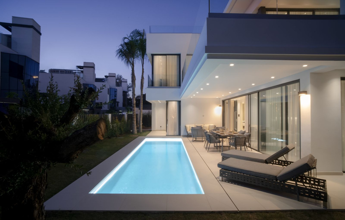 These marveluos new modern villas for sale are located in one of the most luxurious residential areas in Marbella-Golden Mile, in a secure Urbaniza...