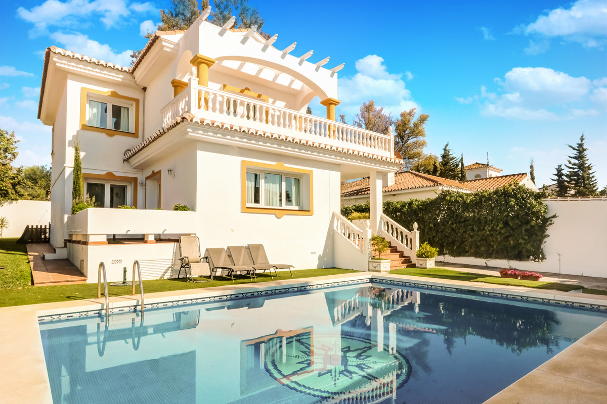 4 bedroom Villa For Sale in Costa del Sol, Málaga - thumb 2