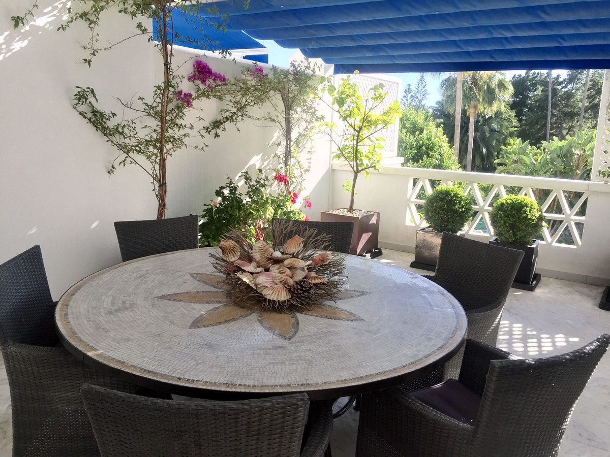 Fabulous apartment completely renovated in one of the best urbanizations in Puerto Banus: Playas del Duque, which has 30,000 m2 gardens with specta...