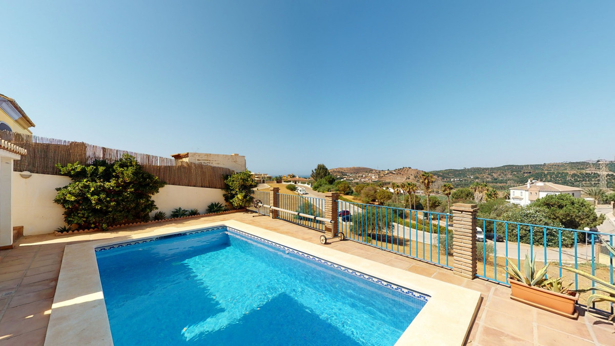 We present you this wonderful villa located in one of the most popular urbanizations of Torre del Ma Spain