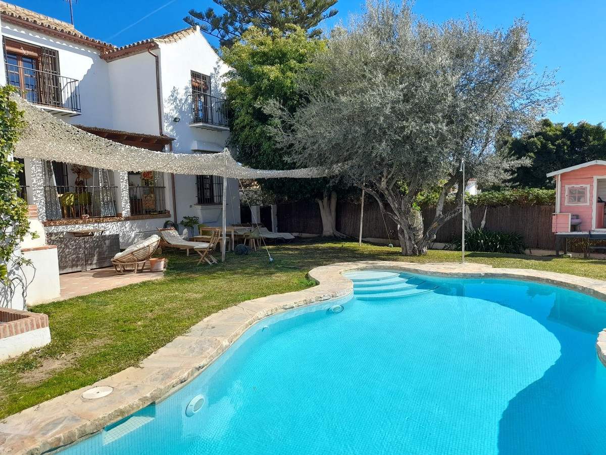 Bursting with country charm and a short 5 min drive from Marbella and the beach