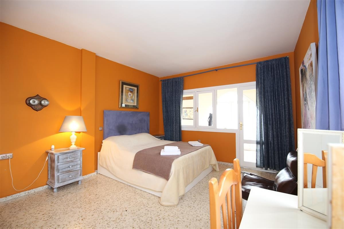 4 bedroom Villa For Sale in Estepona, Malaga - thumb 6