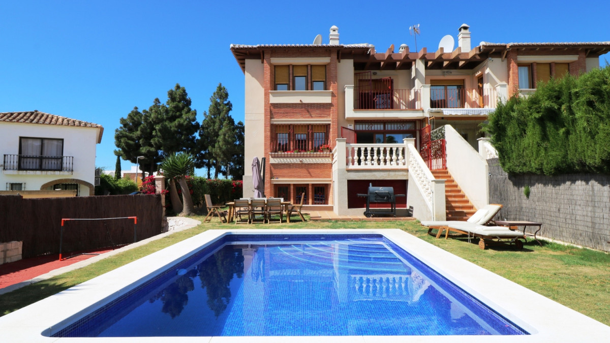Spacious corner Semi-Detached Villa of more than 290 m2 built on a plot of 602 m2 with 3 bedrooms, w, Spain