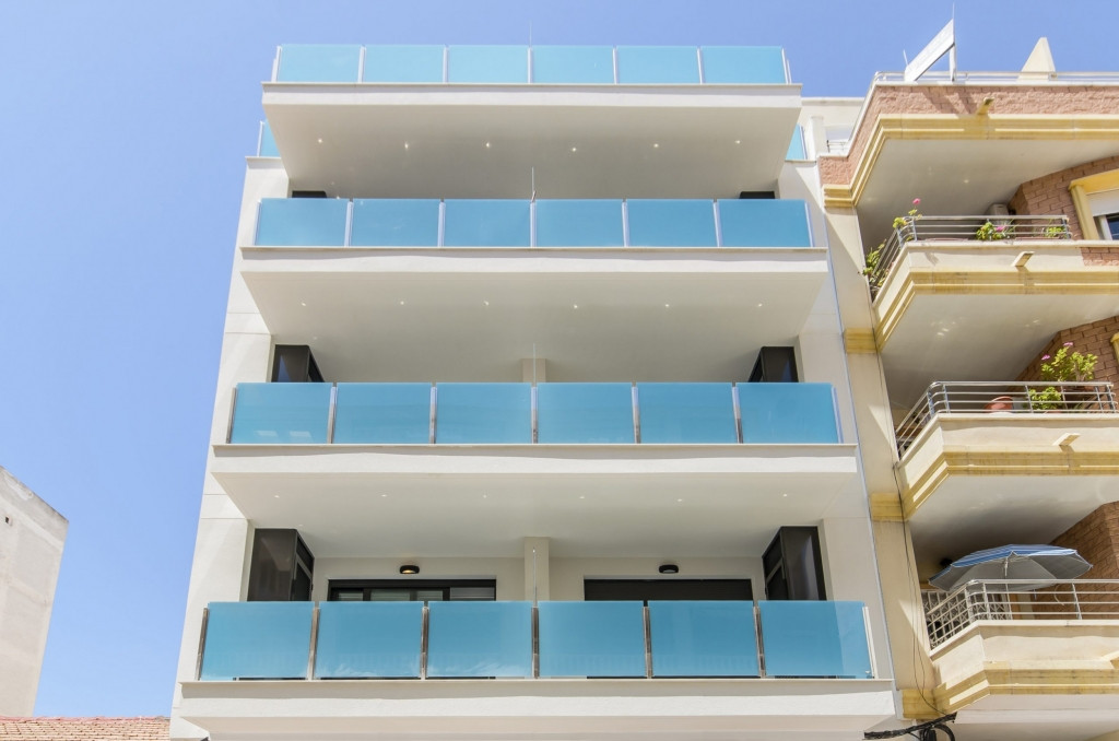 This lovely penthouse is located in the centre of Torrevieja, only just 500 metres from the beach (P, Spain