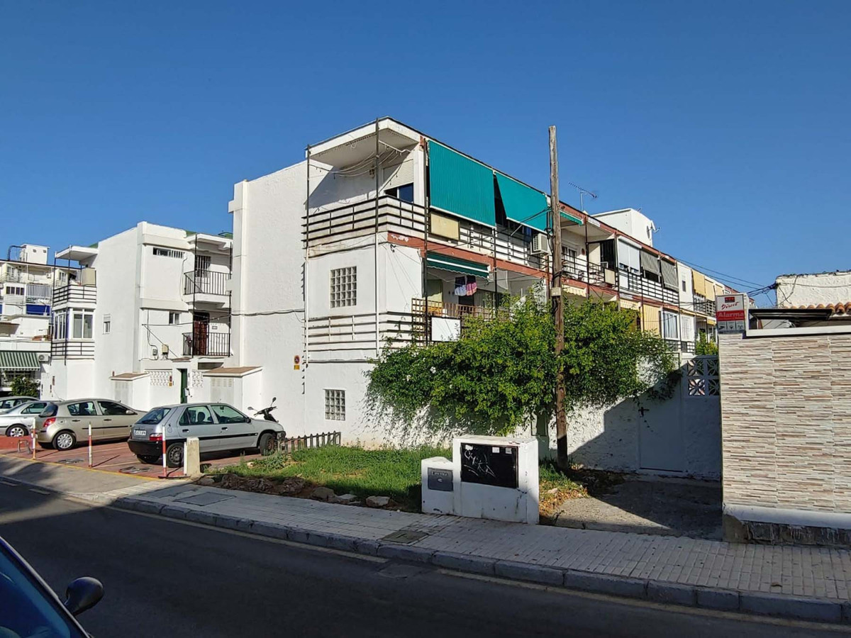 Excellent completely renovated apartment for sale.

The apartment is located just five minutes walk , Spain