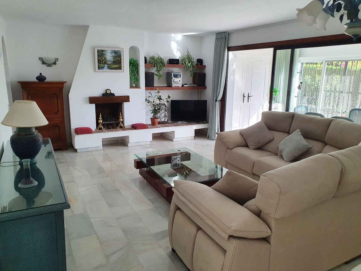 Ground Floor Apartment for sale in El Paraiso, Estepona