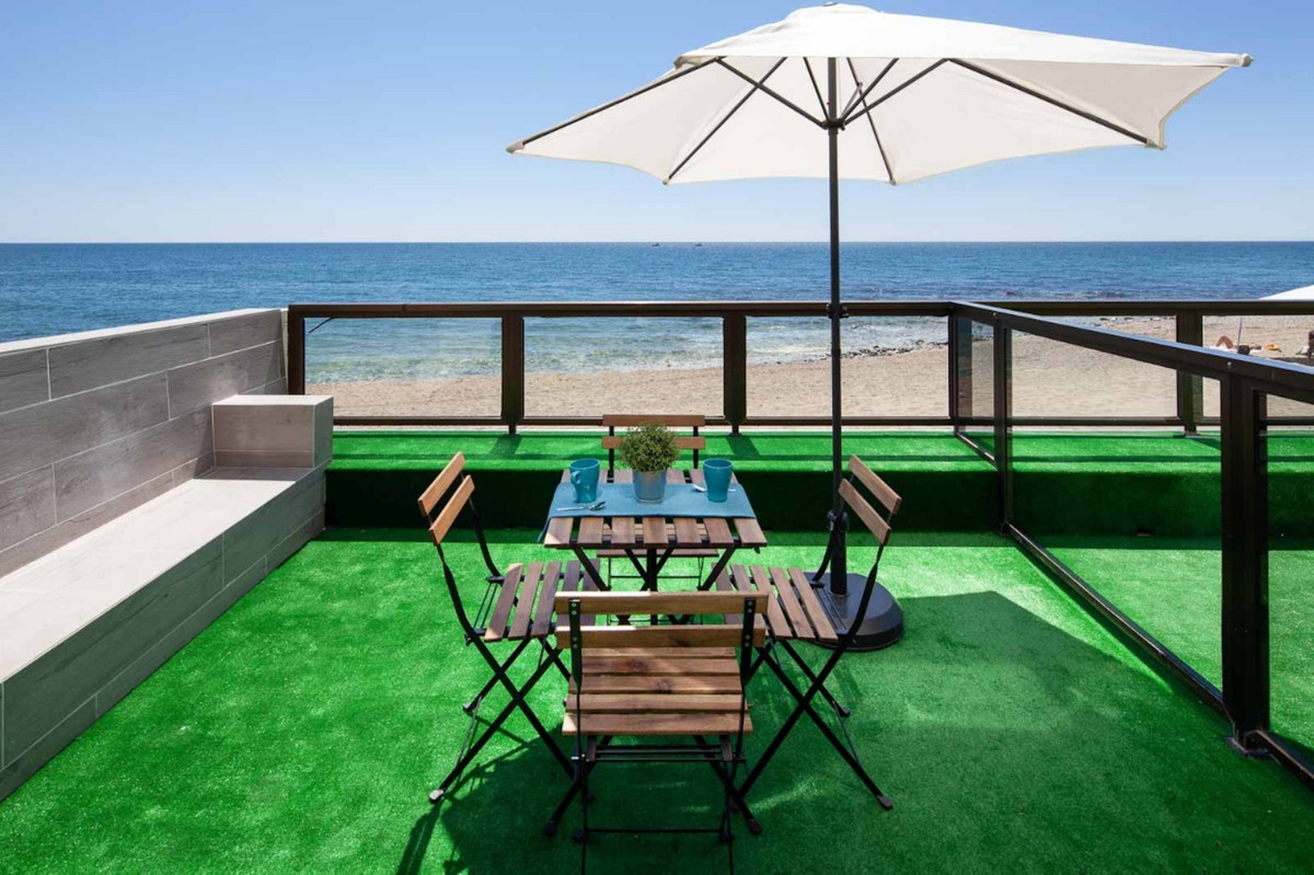 EXCELLENT INVESTMENT. 4 renovated apartments for sale located on the beach in Edificio Malibu, Benal, Spain
