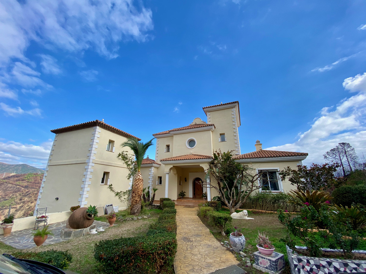 Detached Villa for sale in Estepona R3992263