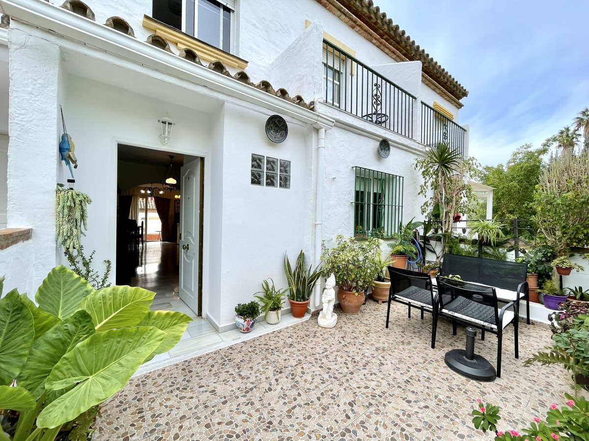 Townhouse for sale in El Coto R4570609