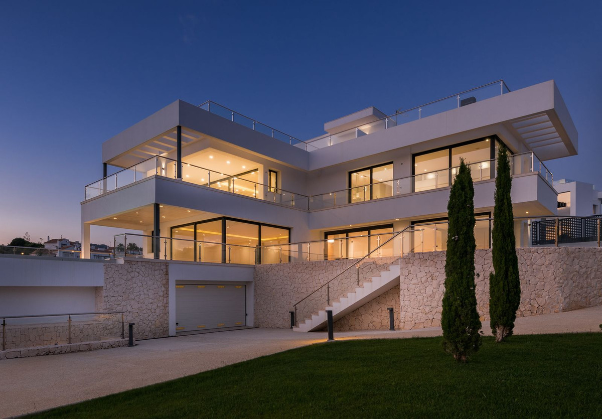 Detached Villa for sale in Nueva Andalucía R3561130