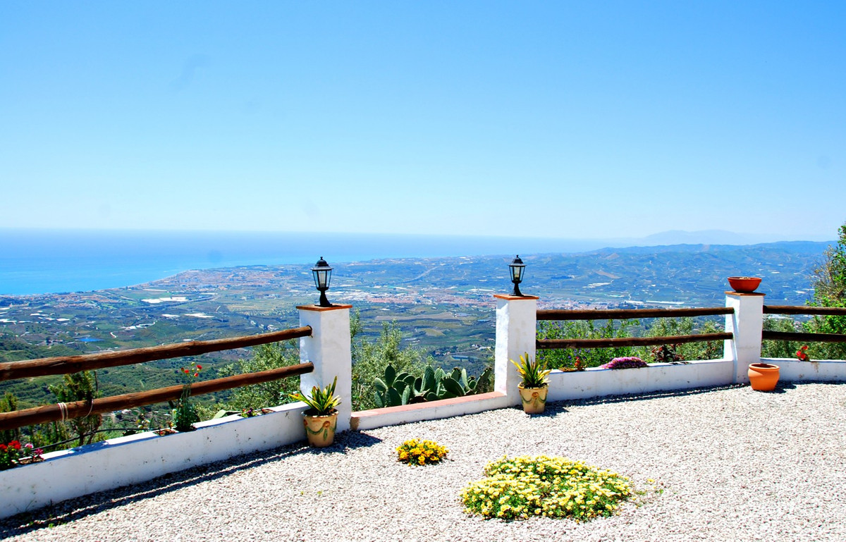 The fantastic panoramic view is what makes this 167m2 villa in Arenas a very special property in the, Spain