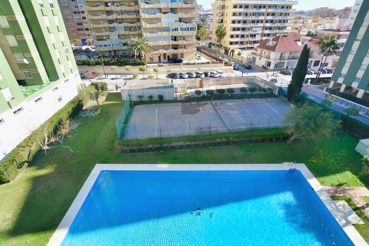 We are happy to present you this spacious apartment with great possibilities in the heart of Los Bol, Spain