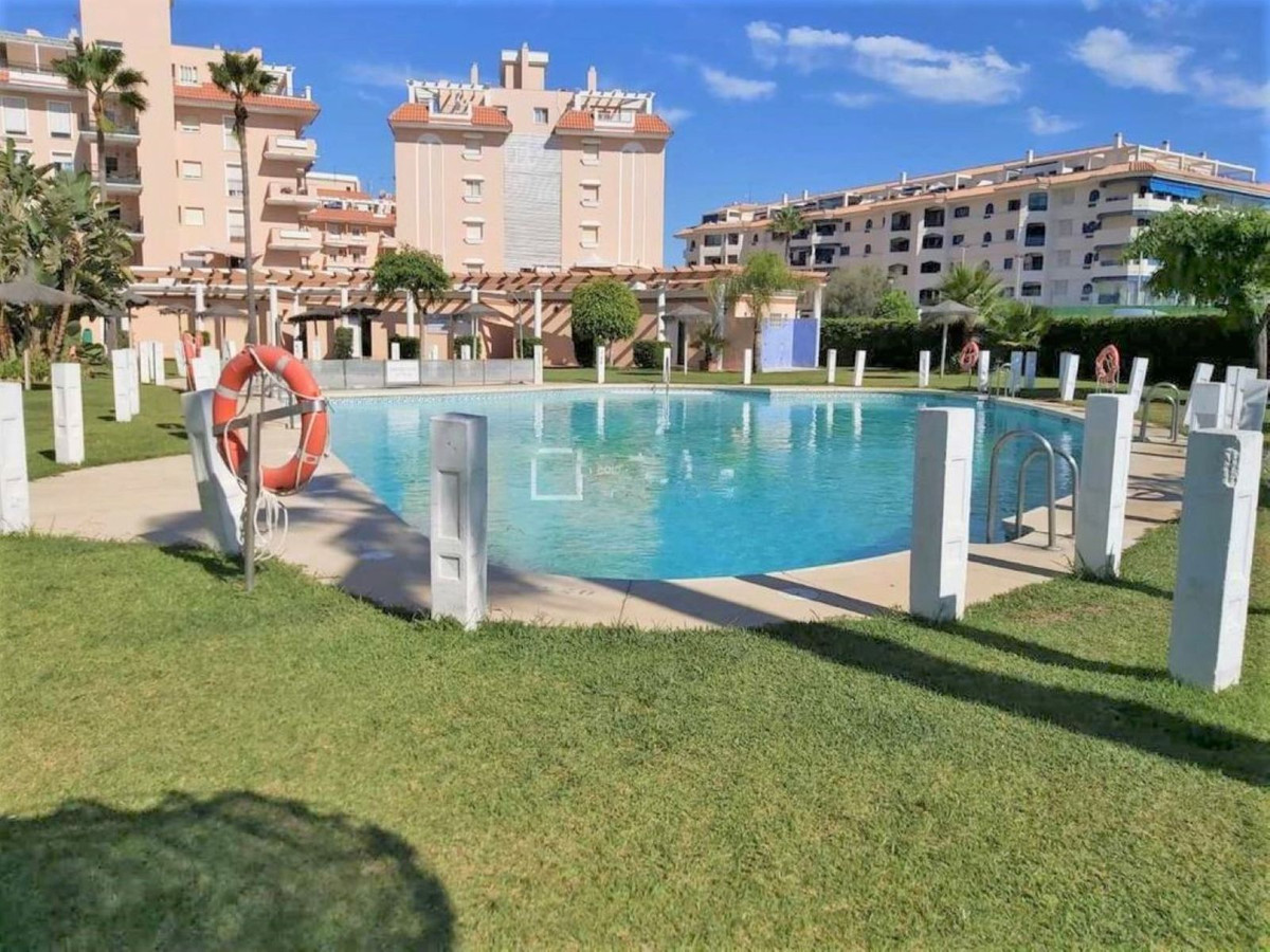 BEAUTIFUL PENTHOUSE IN A COMPLEX NEAR THE BEACH! In San Luis de Sabinillas, close to all services, m, Spain