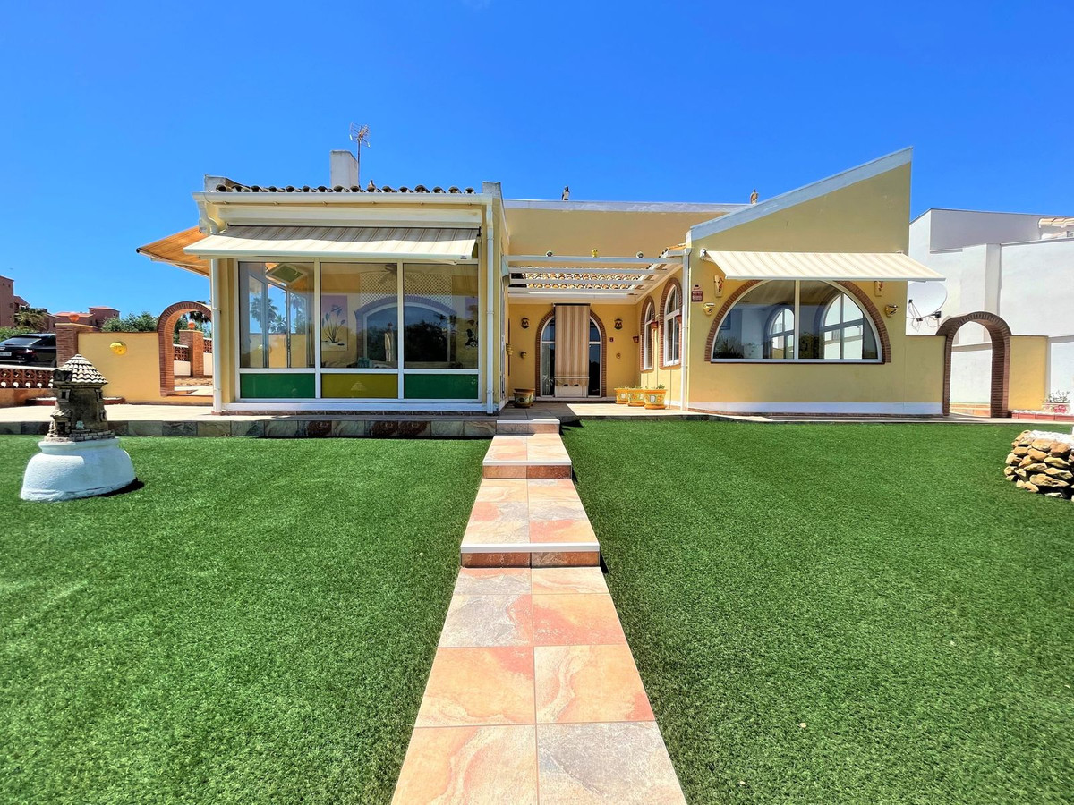 4 Bedroom Detached Villa For Sale La Duquesa, Costa del Sol - HP4313383