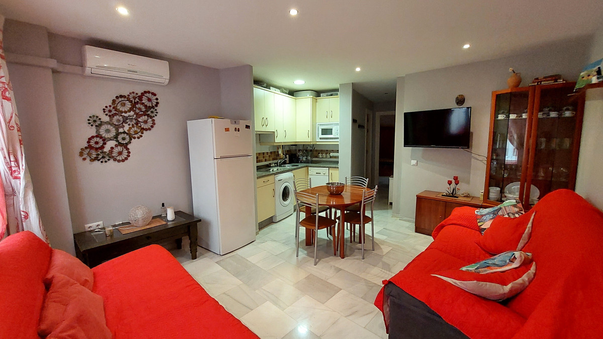 Price drop! Apartment in Fuengirola in a quiet area, close to all amenities. Living-dining room, ope, Spain