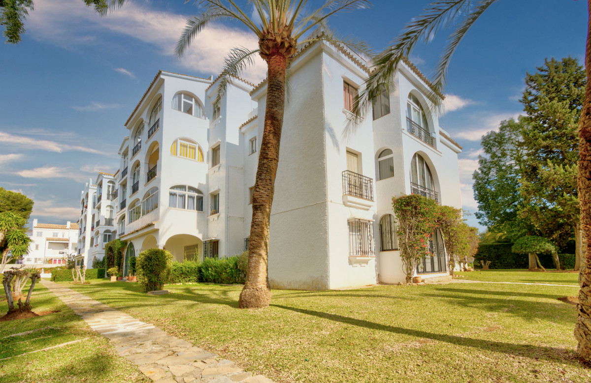 Fabulous 1 bedroom apartment situated in the popular area of El Paraiso on Estepona´s New Golden Mil, Spain