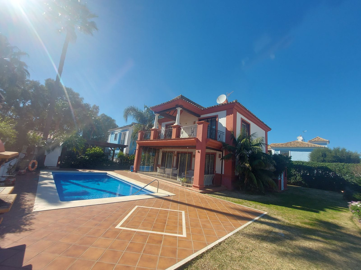 Villa Detached in La Duquesa, Costa del Sol
