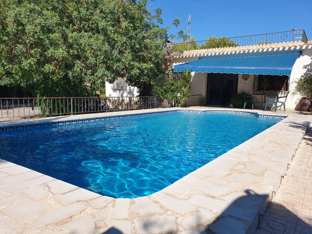If you are looking for a large house in the old finca style with many possibilities in an absolutely, Spain
