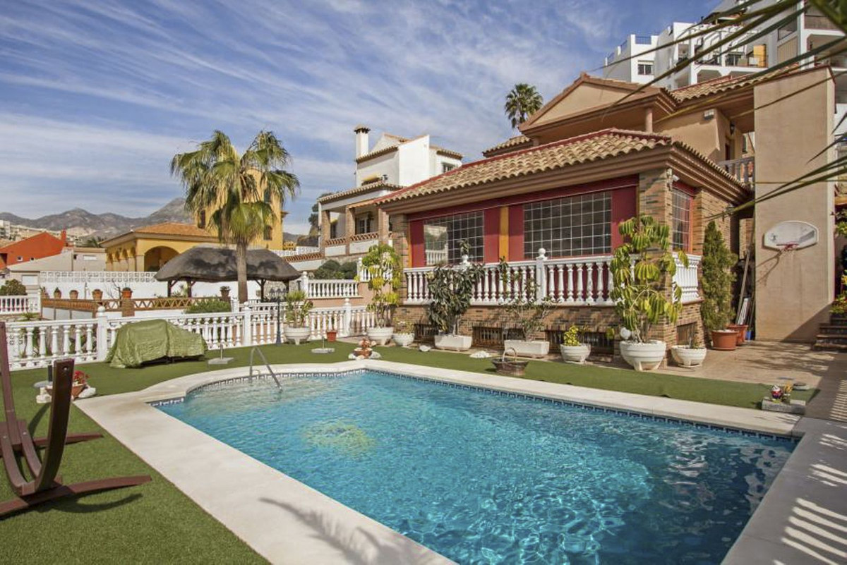 Independent villa with 6 bedrooms and 4 bathrooms 300m from the beach. Plot of 570 m2. The house has, Spain