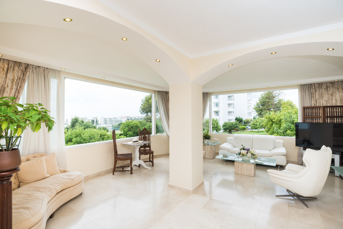 Spacious 2-bedroom apartment for sale in Pinzón Real building in Guadalmina with views of the sea and the golf courses of Real Club de Golf Guadalm...