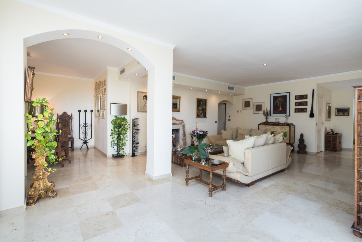 Spacious 2-bedroom apartment for sale in Pinzón Real building in Guadalmina with views of the sea and the golf courses of Real Club de Golf Guadalm...