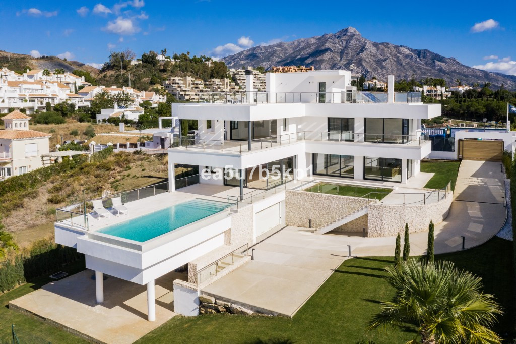 Detached Villa for sale in Nueva Andalucía R4335568
