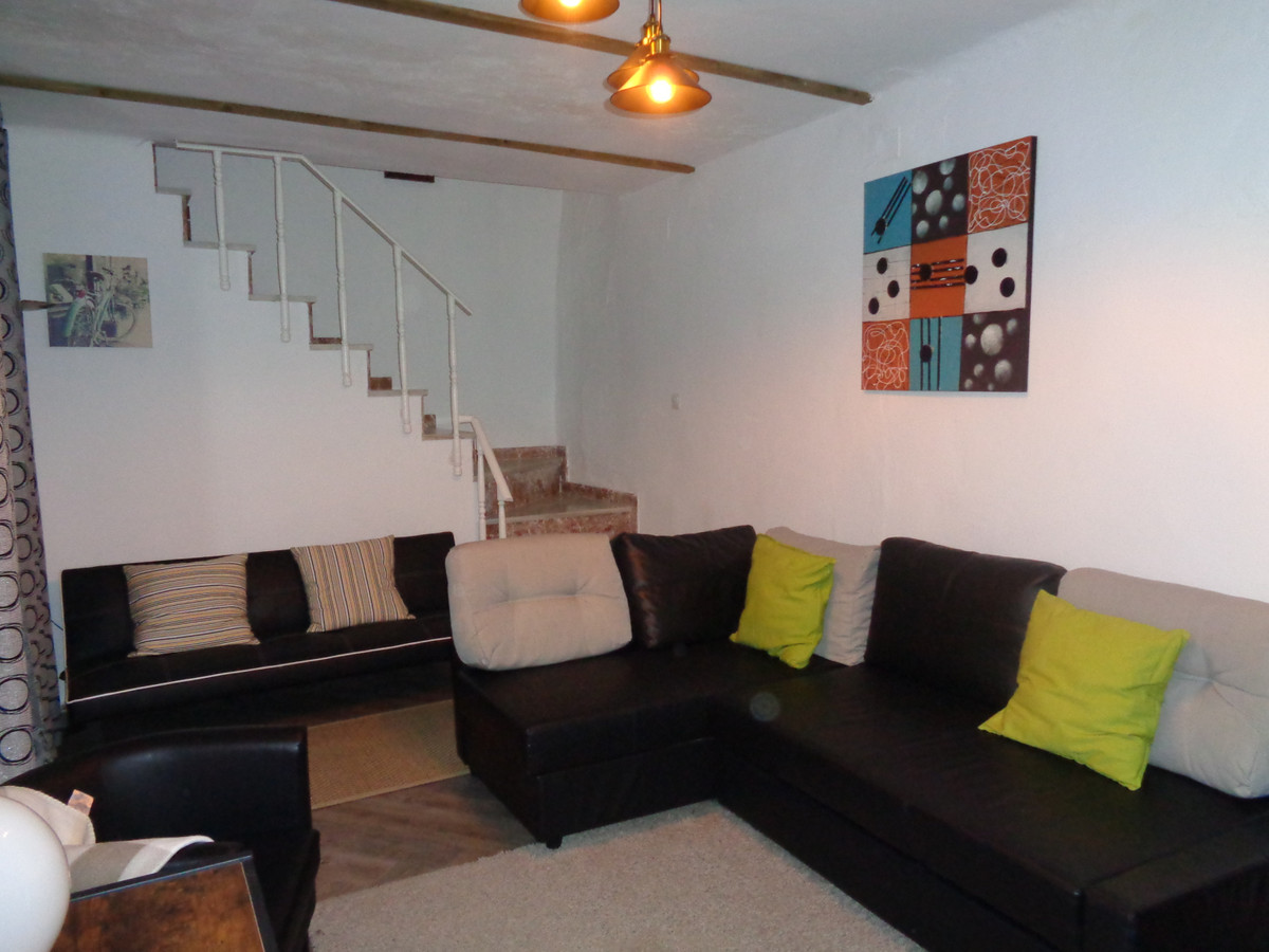 Newly refurbished Townhouse in Alozaina village with an ideal location right in the centre.