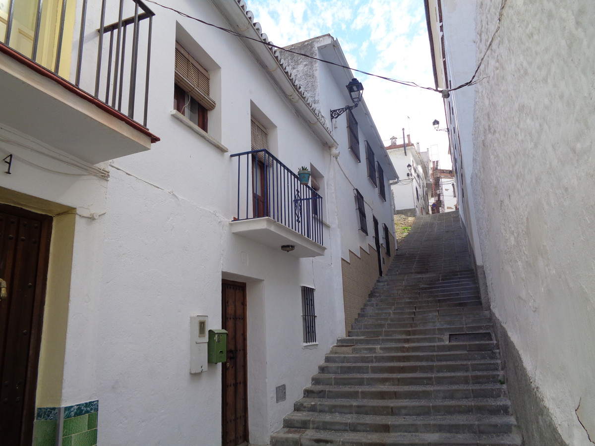 Newly refurbished Townhouse in Alozaina village with an ideal location right in the centre.
