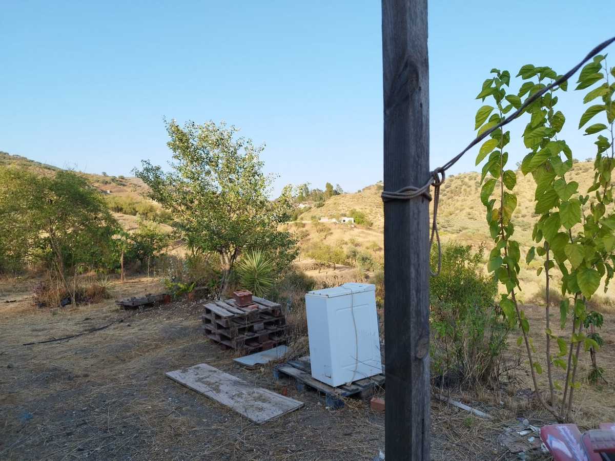 In the quiet area of Rubite, in the municipality of Canillas de Aceituno, we find a cortijo with extensive land of 3 plots of about 7,000 m2.