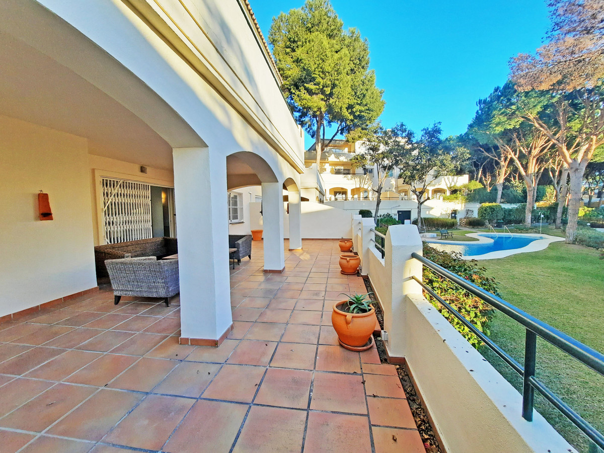 This magnificient corner groundfloor apartment in Cabopino with a private gated garden with barbecue, Spain