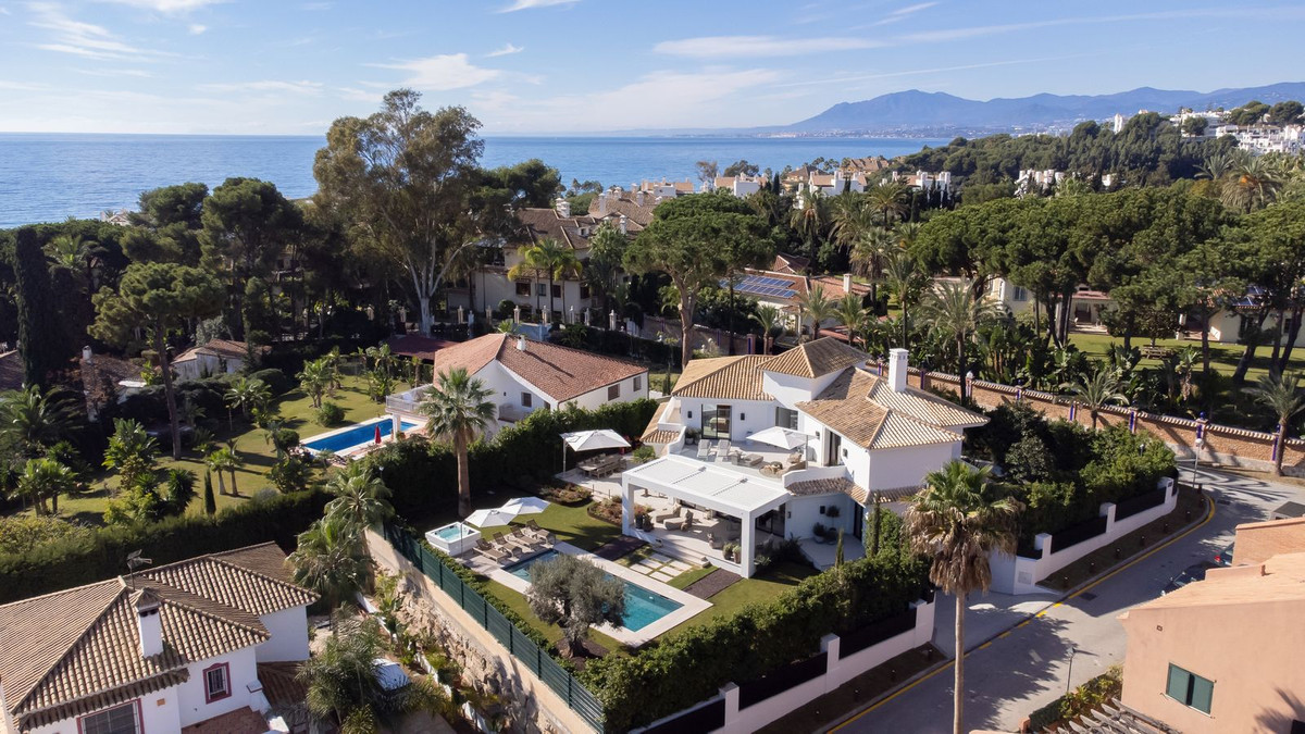 5 bedroom Villa For Sale in Los Monteros, Málaga