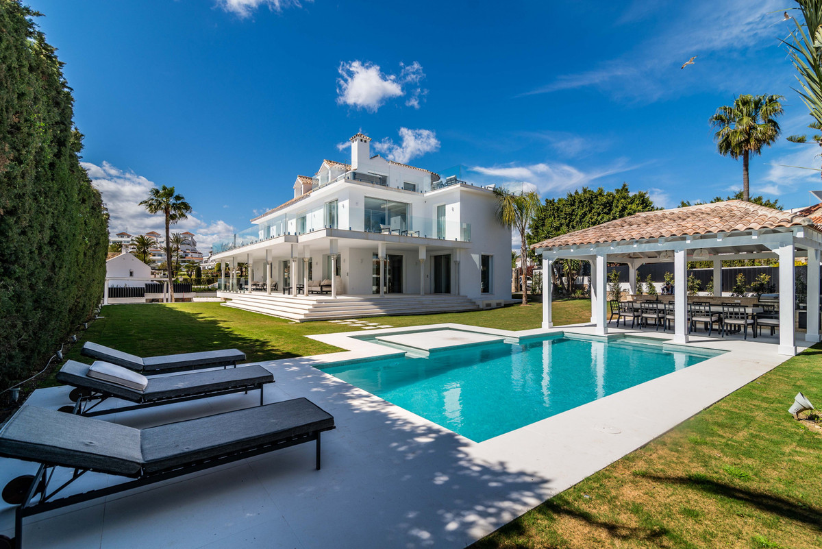 8 bedroom Villa For Sale in Nueva Andalucía, Málaga